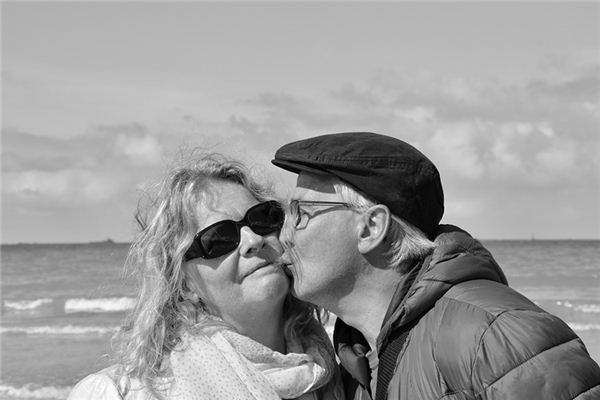 梦见亲吻是什么意思 梦见亲吻是什么意思